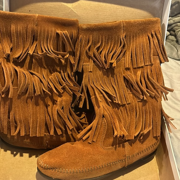 Minnetonka moccasin fringe boots - Picture 2 of 7